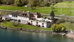 Die Villa am Zürcher Obersee bietet einen direkten Uferzugang von 150 Metern.