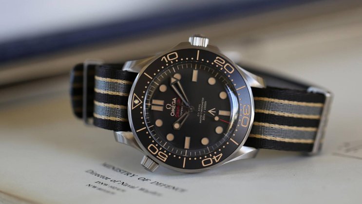 Die 2019 vorgestellte Seamaster Diver 300M «No Time To Die» aus Titan brachte eine Rückkehr der Keramik- zur Aluminium-Einlage für den einseitig rastenden Drehring, ein stark gewölbtes Saphirglas und militärische Ordonnanzzeichen. Sie wurde umgehend zum Bestseller – und zur Blaupause für aktuell vier weitere Modelle ähnlicher Bauart.