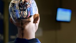 Humanoide Roboter wie Sophia (Bild) existieren bereits, doch künstliche Superintelligenz würde weit darüber hinausgehen.