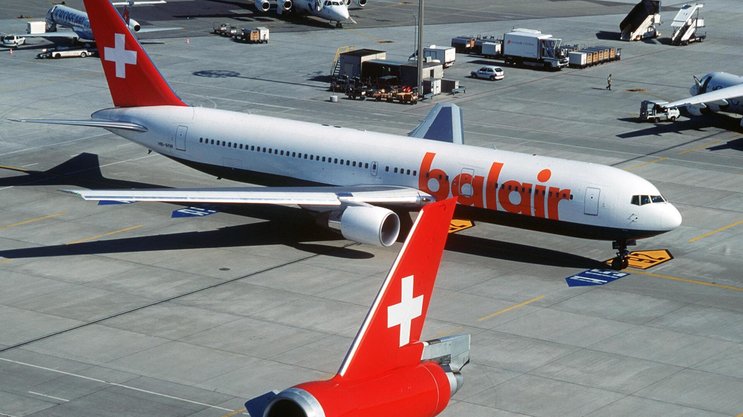 Aufnahme kurz vor dem Ende unter dem Dach der SAirGroup: Eine Balair-Maschine im Jahr 2001 auf dem Rollfeld des Zürcher Flughafens.