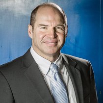 Fünfmal Weltcup-Gesamtsieger, viermal Weltmeister: Marc Girardelli im Business-Look.