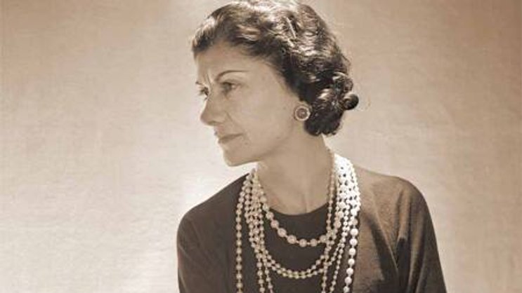 Coco Chanel (1883–1971): Auch heute noch immer der Inbegriff für Charme und Klasse sowie Botschafterin für Perlenschmuck.