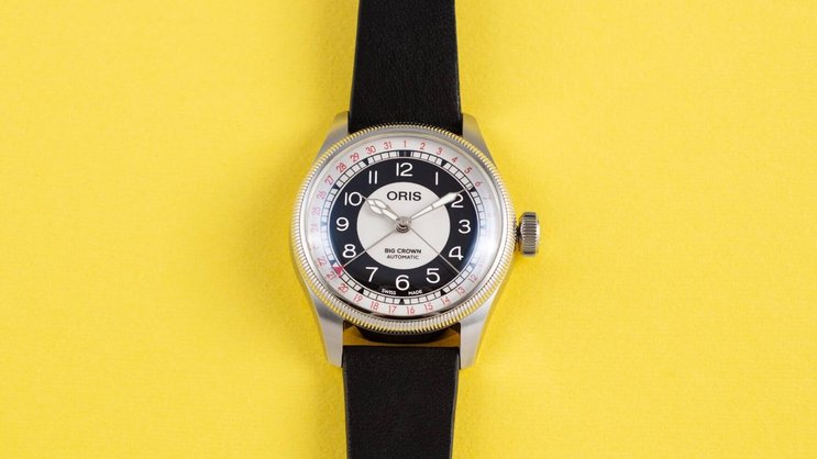 Mit gewölbtem Saphirglas und silbernem Zifferblatt ist die Uhr ein zeitloses Highlight – und das für 1950 Franken.