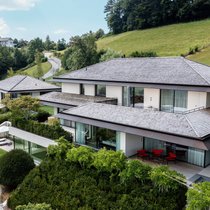 Die Häusergruppe fügt sich dank klug ausgewählter Materialien und Formen harmonisch in die Umgebung ein.
