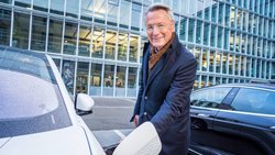 ABB-Chef Björn Rosengren an einer Ladestation am Hauptsitz in Zürich-Oerlikon.