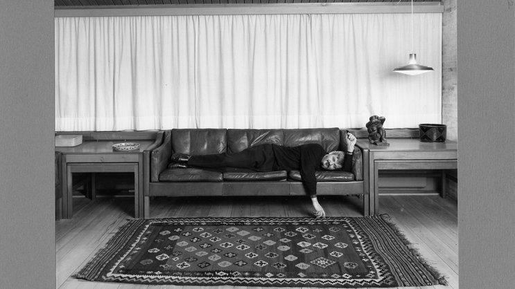 Möbeldesigner Børge Mogensen testet das von ihm 1962 entworfene Ledersofa 2213 aus der 22er-Serie.