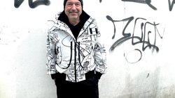 Donald Schneider gilt als der Erfinder der Kollaboration im Marketing. 2004 sorgte er als Global Creative Director für H&M für Furore mit der Kollaboration von H&M mit Karl Lagerfeld.