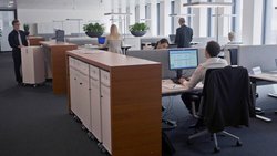 Desksharing: Der Arbeitnehmer sucht sich morgens einen freien Platz. Keystone