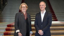 Begrüssung im Bundeshaus anlässlich der 160-Jahr-Feier des Schweizerischen Roten Kreuzes am 24. März 2026: Dorothea Bergler, Abteilungsleiterin Partner und Institutionelles Engagement beim SRK, und Urs Walder, Head Center of Competence bei Colin&Cie.