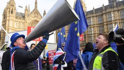 Westminster: Brexit-Gegner und -Befürworter demonstrieren vor dem Sitz des britischen Parlaments.