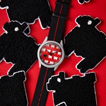 Die Uhr mit dem schwarzen Schaf will durchaus symbolisch verstanden werden.