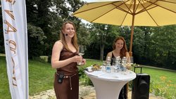 Dagmar Kopečková präsentiert ihre Moravino-Weine auf der Terrasse der Villa Tugendhat in Brünn.