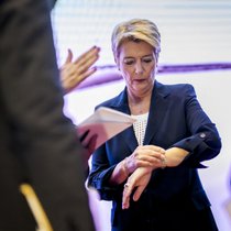 Die Uhr läuft: Finanzministerin Karin Keller-Sutter hat ihr Reformpaket der Bankenregulierung vorgelegt. Die Justiz könnte die Debatte darum noch durcheinander wirbeln.