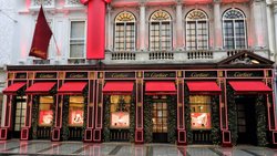 Weihnächtlich dekoriert: Geschäft der Richemont-Marke Cartier im Zentrum von London.