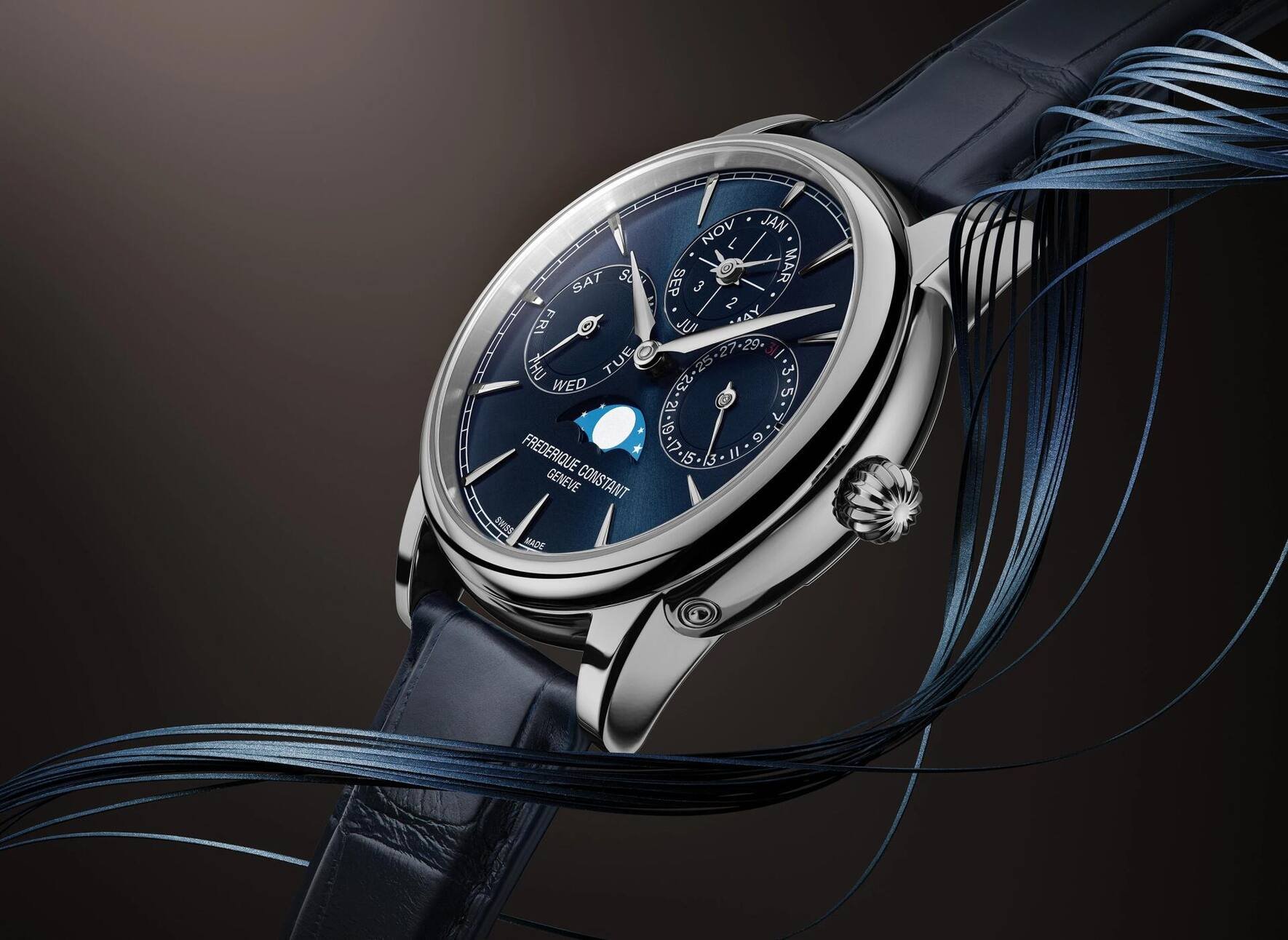 Die Uhr gibt es auch mit blauem Zifferblatt.