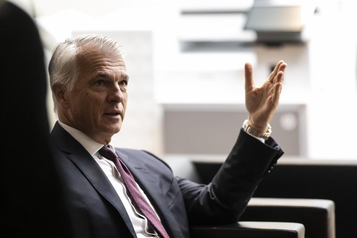 Sergio Ermotti, CEO der Grossbank UBS, diskutiert mit Begleitern, waehrend er auf seine Anhoerung wartet durch die Kommission fuer Wirtschaft und Abgaben des Nationalrats WAK-N, zur Revision des Bankengesetzes und den Anforderungen an die Eigenmittel der Banken, am Montag, 26. Oktober 2026 im Bundeshaus in Bern. (KEYSTONE/Alessandro della Valle)