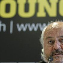 Andy Rihs bei einer Medienkonferenz im Stade de Suisse. (Bild: Keystone)
