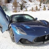 Das Kurvenmonster: Der Maserati M 20, aufgenommen an einem Januarmorgen im Engadin.