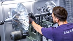 Mitarbeiter von Accelleron arbeitet an einem Turbolader.