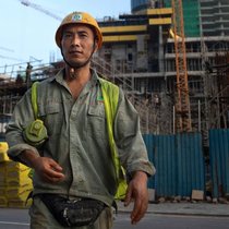 Chinesischer Bauarbeiter in Sri Lanka: China finanziert im grossen Stil Projekte in Schwellenländern.