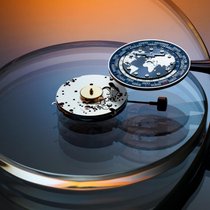 Vom Classic Worldtimer mit Manufakturkaliber gibt es 2026 drei neue Modelle.