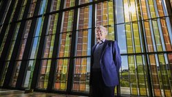 Der Chemieprofessor Michael Grätzel im SwissTech Convention Center in Lausanne, dessen Farbstoffzellen Strom fürs Gebäude liefern.