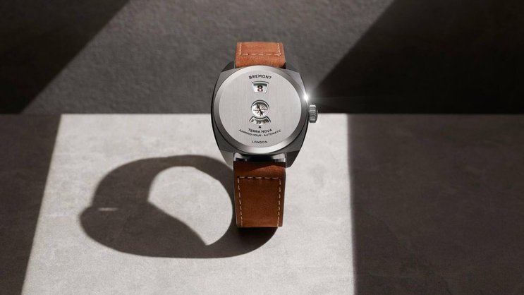 Die Uhr aus Stahl mit springender Stunde vereint Handwerkskunst und Präzision.