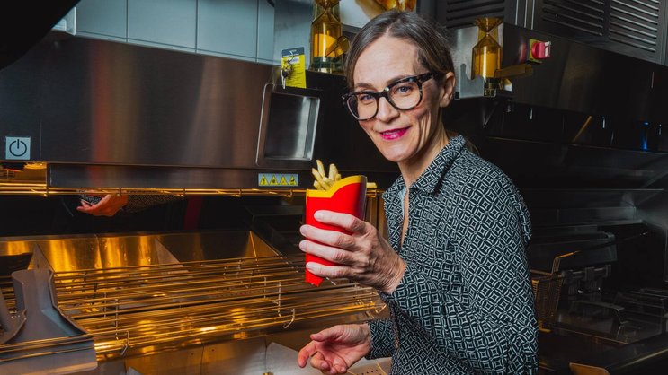 Klassiker: Lara Skripitsky weiss, was die Kundschaft von McDonald’s erwartet: frische Pommes. Auch Swissness auf der Menükarte kommt gut an.