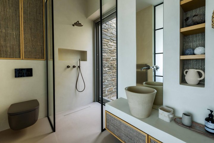 Schlichtheit und neutrale Farben prägen die Badezimmer des Hauses.