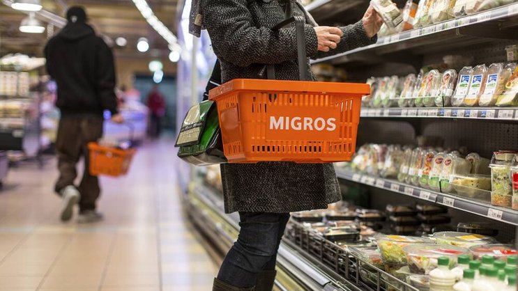 Einkaufen in der Migros: Die Detialhändlerin ist laut Studie sehr nachhaltig. Keystone