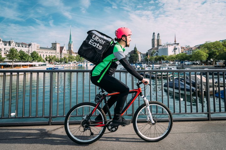 Foodkuriere sollen in Zürich mehr verdienen.