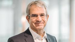 Der neue CEO Laurent Freixe lässt am Kapitalmarkttag keine Revolutionsbombe platzen – was Experten nicht verwundert.