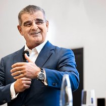 Peter Spuhler feiert einen Mega-Deal.