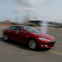 Tesla Model 3: Mit dem neuen Fahrzeug will der US-Autokonzern den Durchbruch als Massenhersteller schaffen.