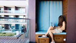 Arbeiten in einer Ferienanlage wünschen sich immer mehr Angestellte. Entsprechend rüsten Hotels und Unterkünfte auf.