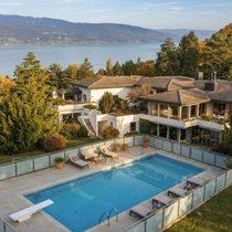Die Villa liegt in Lüscherz, hoch über dem Bielersee.
