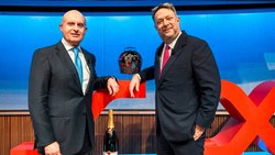 Rare Newcomer: VR-Präsident Gilbert Ghostine (l.) und CEO Richard Saynor feiern die Kotierung von Sandoz.