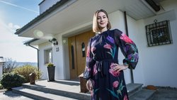 Hunderttausende schauen Anisa Imhof dabei zu, wie sie durch die Räume von exklusivsten Villen geht und sich dabei filmen lässt.