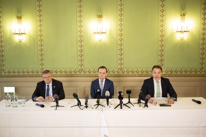 Nationalrat und Bundesratskandidat Michael Graber, SVP-VS, rechts, spricht neben Romano Amacker, Praesident SVP Oberwallis, Mitte, und Staatsrat und Bundesratskandidat Franz Ruppen, SVP-VS, links, bei der Bekanntgabe der beiden Oberwalliser Kandidaten fuer den Bundesrat, am Freitag, 23. Oktober 2026 in Bern. Die Vereinigte Bundesversammlung waehlt am kommenden 9. Dezember ein neues Mitglied des Bundesrates als Nachfolge fuer den zuruecktretenden Bundesrat Guy Parmelin. (KEYSTONE/Anthony Anex).