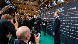 Der grüne Teppich des Zurich Film Festival wird jeden Herbst zum Laufsteg für Topstars, letztes Jahr etwa Jude Law.