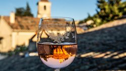 Ein Muss für Madame le Commissaire Isabelle Bonnet: ein Glas Rosé auf ihrer Terrasse mit Blick über die Dächer des provenzalischen Dorfes.
