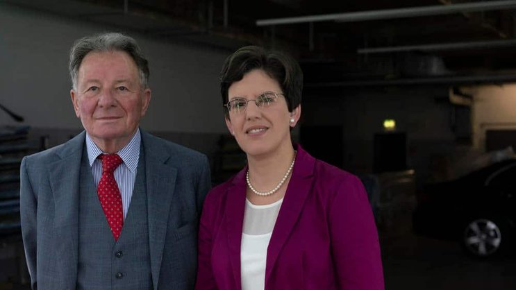 Karin Stüber (im Bild mit Vater Peter): Ihre Merbag ist bereits einer der grossen Mercedes-Händler Europas. In der Schweiz kann die Merbag nicht mehr wachsen und drängt nun stärker ins Ausland.