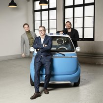 Sorgen nicht nur auf der Strasse für Aufsehen, sondern auch in der Politik: Microlino-Erfinder Wim Ouboter (Mitte) mit seinen Söhnen Merlin (l.) und Oliver (r.).
