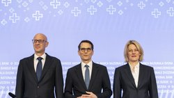 Die SNB belässt den Leitzins bei Null: Präsident Martin Schlegel (Mitte), Vize Antoine Martin (links) und Petra Tschudin, Mitglied des SNB Direktoriums, vor den Medien am 24. September 2026 in Bern.