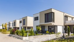 Begehrte Geldanlage Immobilie: «Der Immobilienmarkt ist heute viel kompetitiver und segmentierter als noch vor ein paar Jahren», sagt Kevin Hinder. «Um überhaupt noch attraktive Anlagemöglichkeiten zu finden, ist eine tiefe, professionelle Marktkenntnis notwendig.»