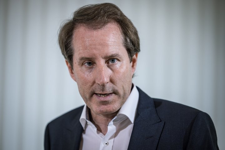 Foto: Philippe Rossier fuer SoBli, 13.08.2026, Zuerich, Streitgespräch über Schweizer-Neutralität-Initiative zwischen SVP-Thomas Aeschi und Staatsrechtler René Rhinow. Mit Annalena Müller