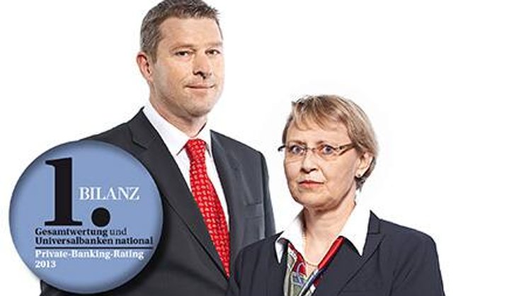 Gesamtsieger: Kundenberaterin Renate Harder und Christoph Weber, Leiter Private Banking bei der ZKB.