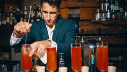 Fabien Theisgen wurde zum Barchef des Jahres 2025 gekürt – und überzeugt im La Réserve Genève mit seiner kreativen Mixkunst.