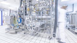 Bachem-Chef Thomas Meier baut die Produktionskapazität bis 2030 nicht zuletzt wegen der boomenden Abnehmspritzen massiv aus.