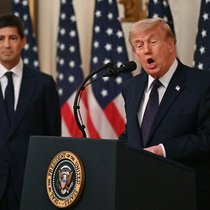 Kevin Warsh (links) und Präsident Trump im Weissen Haus im Mai. 